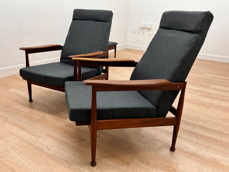 Lounge chairs and ottoman set