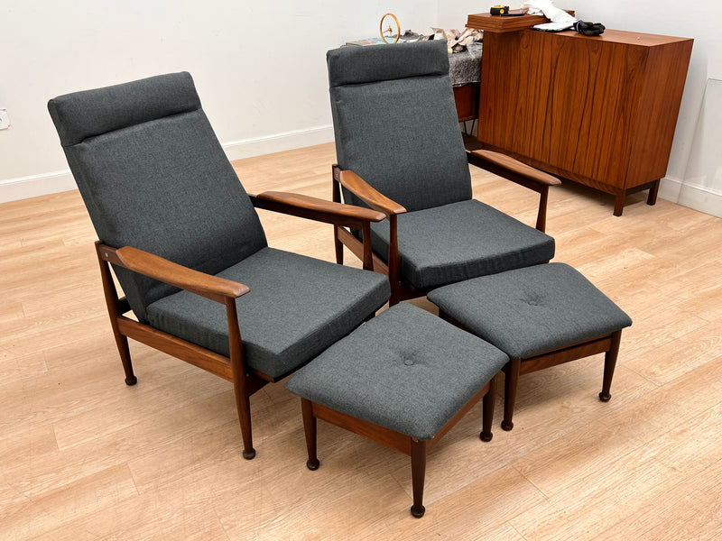 Lounge chairs and ottoman set